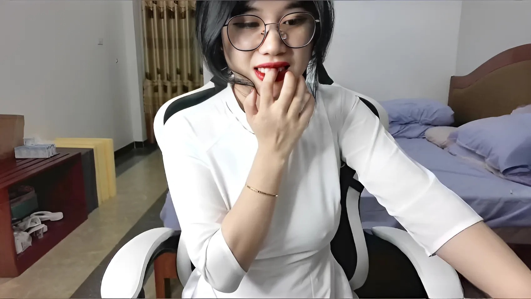 Gadis bernafsu dalam ao dai Anna Bear melancap